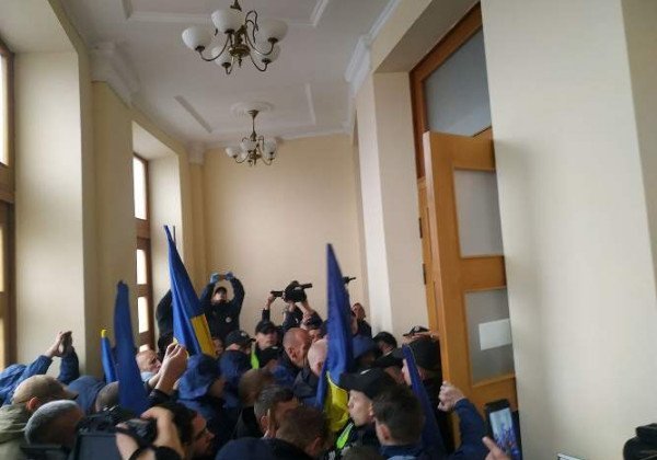 В Черкассах серьезная стычка: активисты взяли штурмом областной совет - полиция не смогла остановить