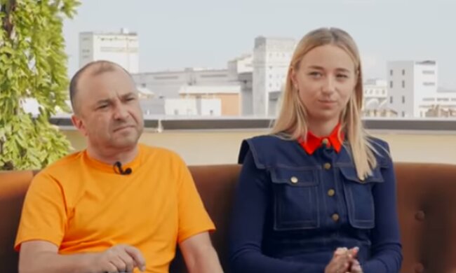 Виктор Павлик с женой Катей. Фото: скриншот YouTube-видео