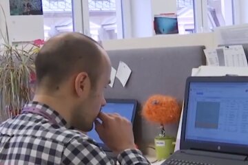 Офісний працівник. Фото: скріншот YouTube-відео