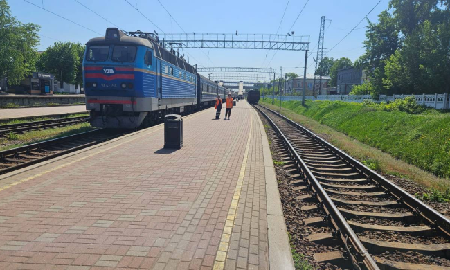 Приміський поїзд Укрзалізниці на станції, з 1 червня змінюється маршрут