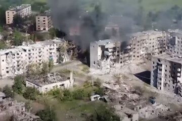 Зруйновані будинки у Лисичанську. Фото: скріншот YouTube-відео