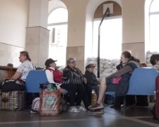 Люди на залізничному вокзалі. Фото: скріншот YouTube-відео