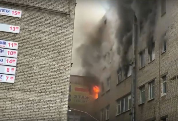 Пожар в бизнес-центре "Лениздат", фото: скрин с видео YouTube