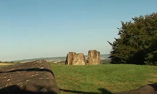 Каменные монументы. Фото: скриншот YouTube