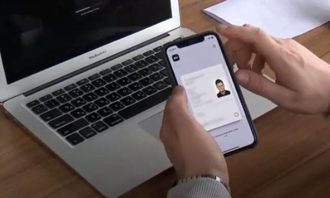 Украинцам рассказали о быстром перебронировании работников в Дія. Фото: скриншот YouTube-видео