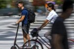 Киевляне пересаживаются на альтернативный транспорт: в полиции предупредили о правилах