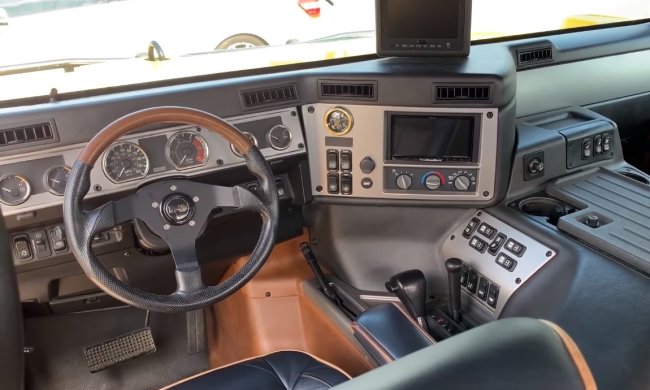 "Хаммер" салон. Фото: скрин youtube