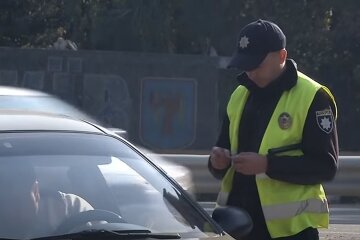 Патрульная полиция на дороге. Фото: скриншот YouTube-видео