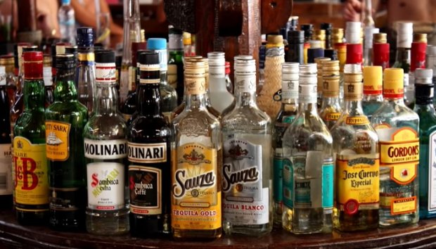 Крепкий алкоголь можно использовать в качестве антисептика. Фото: скриншот YouTube