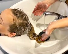 Мытье волос. Фото: YouTube