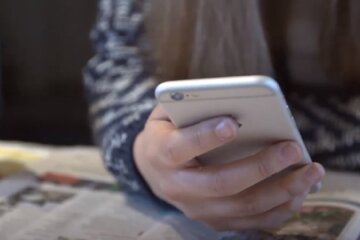 Смартфон. Фото: скриншот Youtube