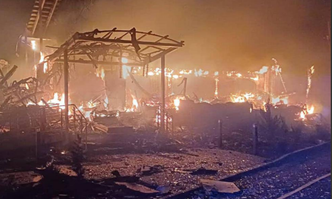 Наслідки ворожого обстрілу по Одесі. Фото: Telegram ДСНС