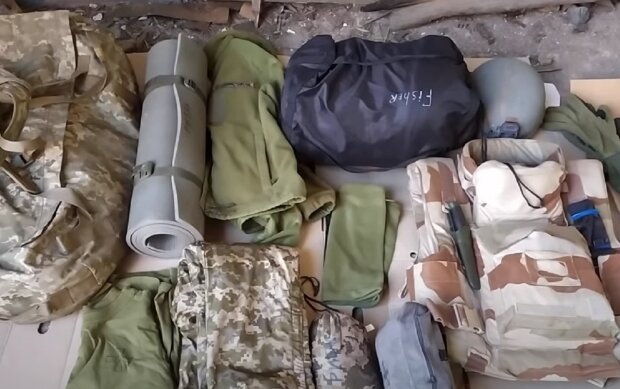 Вміст рюкзака військового. Фото: скриншот Youtube-відео