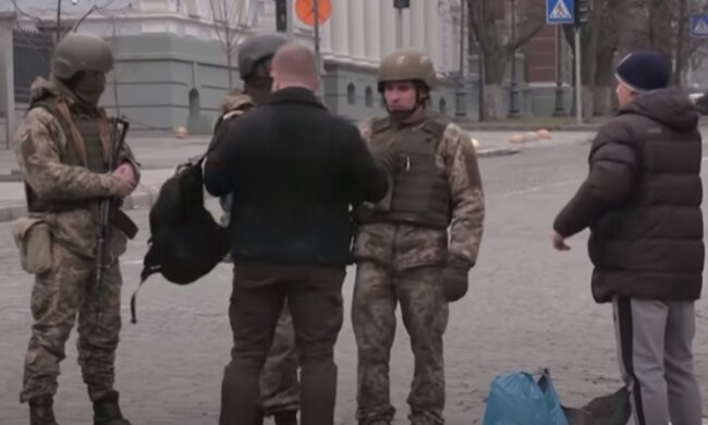 Проверка документов. Фото: скриншот YouTube-видео