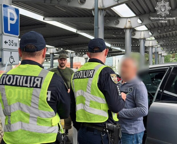 Патрульна поліція перевіряє паркомісця для людей з інвалідністю біля столичного ТРЦ