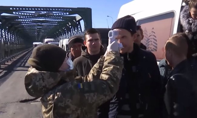 Украинцы могут осознанно завозить коронавирус в страну. Фото: скрин YouTube