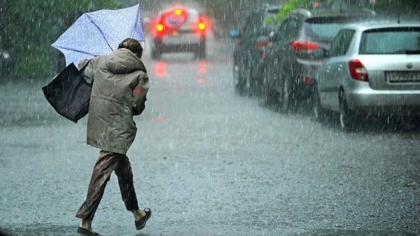 Украинцам следует подумать о зонтиках, а лучше совсем на улицу не выходить: Украинцев предупредили о "погодном aдe"