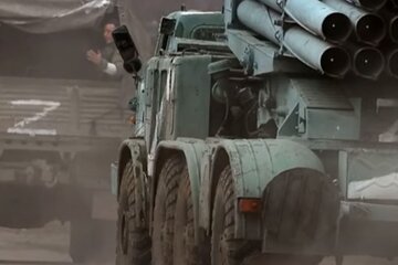 Российские оккупанты на военной технике. Фото: скриншот YouTube-видео