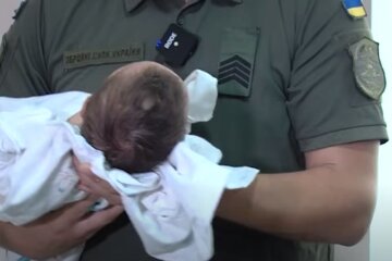 Военнослужащий с новорожденным ребенком. Фото: скриншот YouTube-видео