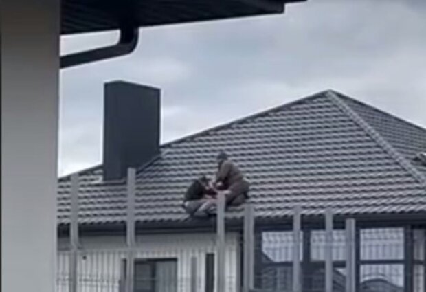 На Волині ТЦК вдерлися на приватну територію та скинули чоловіка з даху. Фото: Telegram