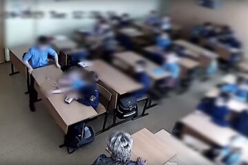 Внук депутата в школе поднял парту и угрожал учительнице сломать голову. Видео