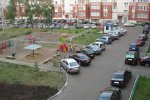 Люди оригинально проучили водителя, который заблокировал выезд из гаража. Фото