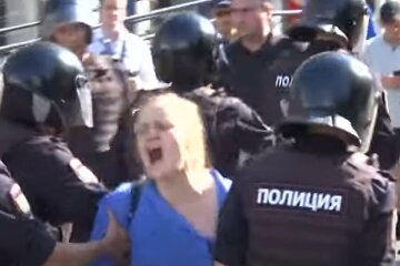 Задержание протестующих россиян. Фото: скриншот YouTube-видео