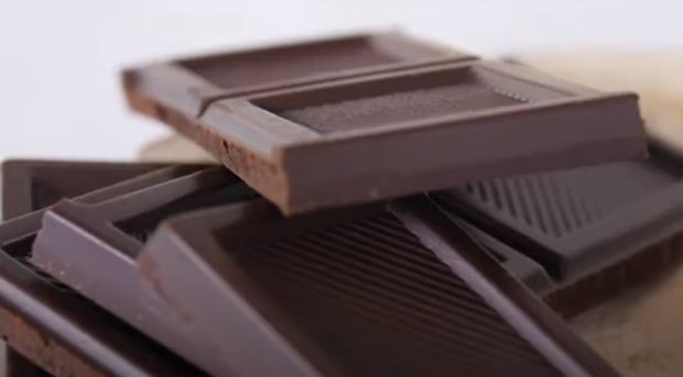 Медики рассказали, какие болезни может вылечить шоколад. Фото: скриншот YouTube