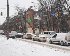 Дорога зимой с машинами. Фото: Стена