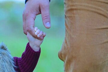 Уход за ребенком. Фото: скриншот YouTube