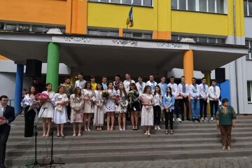 Последний звонок в украинской школе 2022. Фото: скриншот YouTube-видео