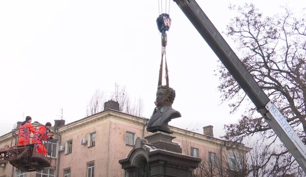 Демонтаж пам'ятника Пушкіну. Фото: скріншот YouTube-відео