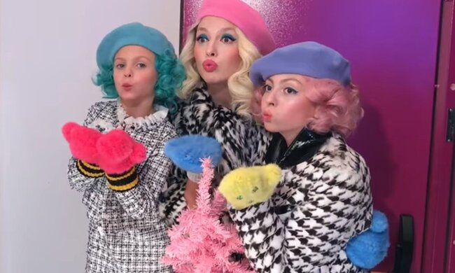 Оля Полякова с дочками. Фото: скриншот YouTube-видео