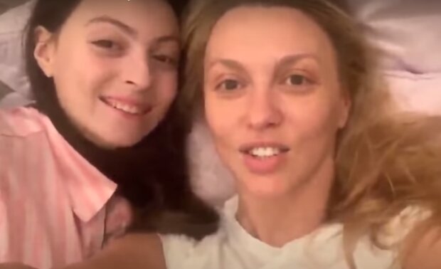 Оля Полякова с дочерью. Фото: скриншот YouTube