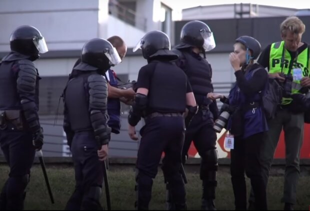 В Беларуси силовик поддержал протестующих. Фото: YouTube, скрин