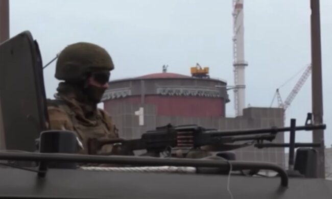 Окупант біля ЗАЕС. Фото: скріншот YouTube-відео