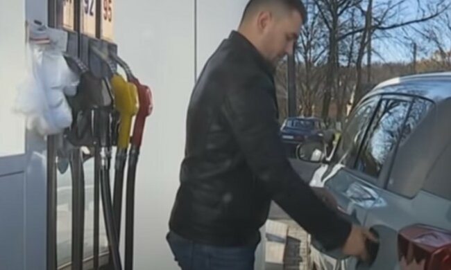 Пересаживаемся на телеги и велосипеды: топливо на украинских АЗС взлетело в цене – озвучены цифры