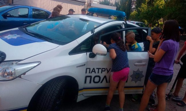 Дети возле автомобиля патрульной полиции Кременчуга