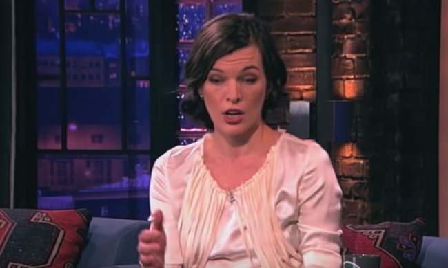 Сердце кровью обливается: новорожденную малышку Милы Йовович срочно госпитализировали