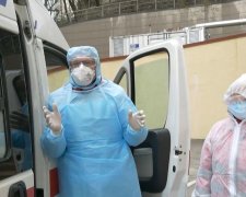 В Днепре из больницы для больных коронавирусом, перевозят людей: что происходит