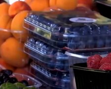 Ягоди на ринку. Фото: скріншот Youtube