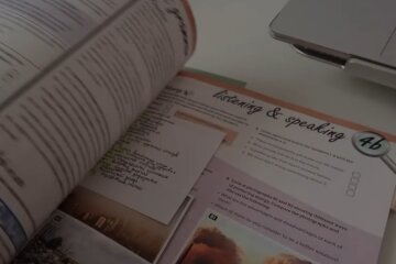 Підручник з англійської. Фото: скріншот YouTube-відео