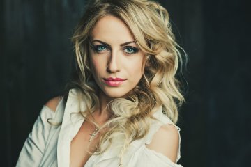 Леся Никитюк завернулась в бумагу от букета цветов и решила, что это красиво