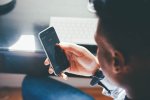 Медики предупредили украинцев: от частого пользования смартфонов на голове появляются шипы-вавки