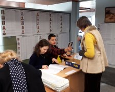 Притворилась мертвой. Самая находчивая избирательница попала на видео в Киеве