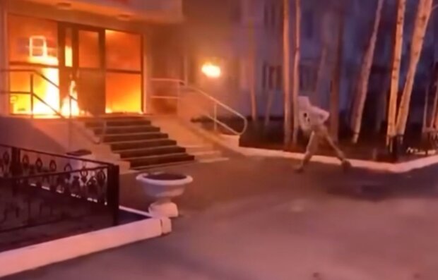 Поджог военкомата на рф. Фото: скриншот YouTube-видео