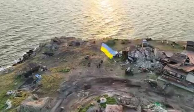 Флаг Украины на острове Змеиный. Фото: скриншот Telegram-видео