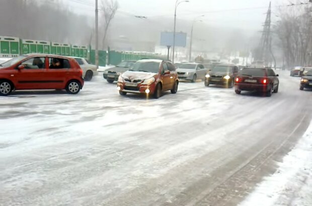 Гололед. Дороги. Киев. Фото: скриншот Youtube