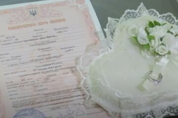Свідоцтво про шлюб. Фото: скріншот YouTube-відео