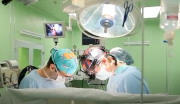 Операция. Фото: скриншот YouTube